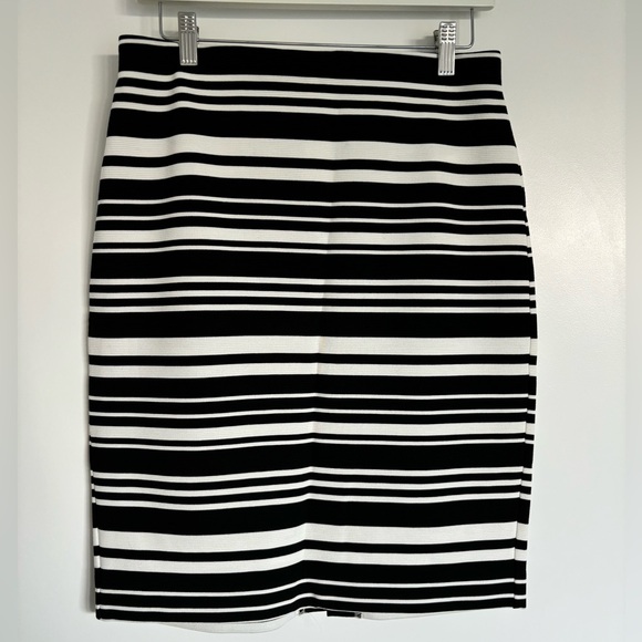 Ann Taylor black and white stripped pencil skirt. Size 4. - Picture 1 of 2